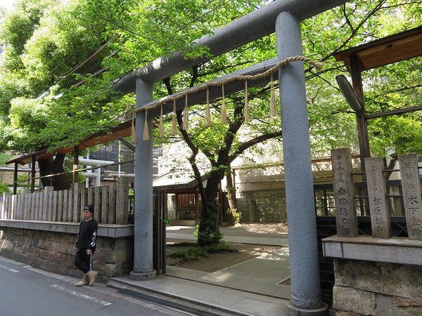 plant_wolf's tweet photo. 朝大阪に着いてまずはモーニングタイムのあるカフェへ。カフェラテのラテアートがいい感じ。このエッグトーストなかなか美味でした。��すが大阪。飲食店はどこもレベル高い。価値ありです。大阪のど真ん中、アメリカ村の中心にある神社へ。この都会と神社の共存というのも町の面白さかなって思います。 https://t.co/FZH3z2MfV0