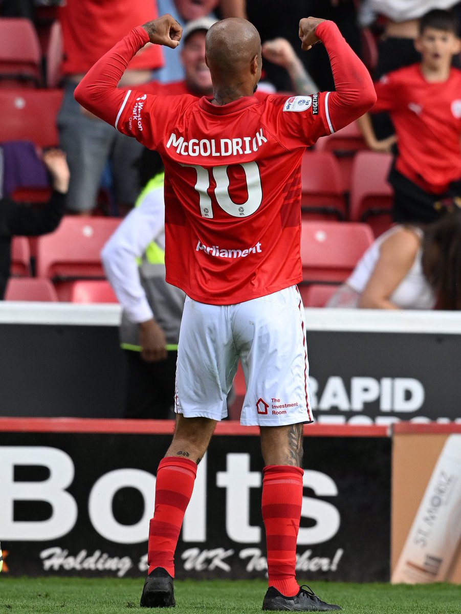 37-letni David McGoldrick otworzył swój dorobek bramkowy w barwach Barnsley, co oznacza że strzelił gola w 20. sezonie z rzędu!

Poczynając od rozgrywek 2006/07 McGoldrick trafiał do siatki rywali co sezon w barwach 11 różnych klubów.

Żywa legenda angielskiego futbolu!