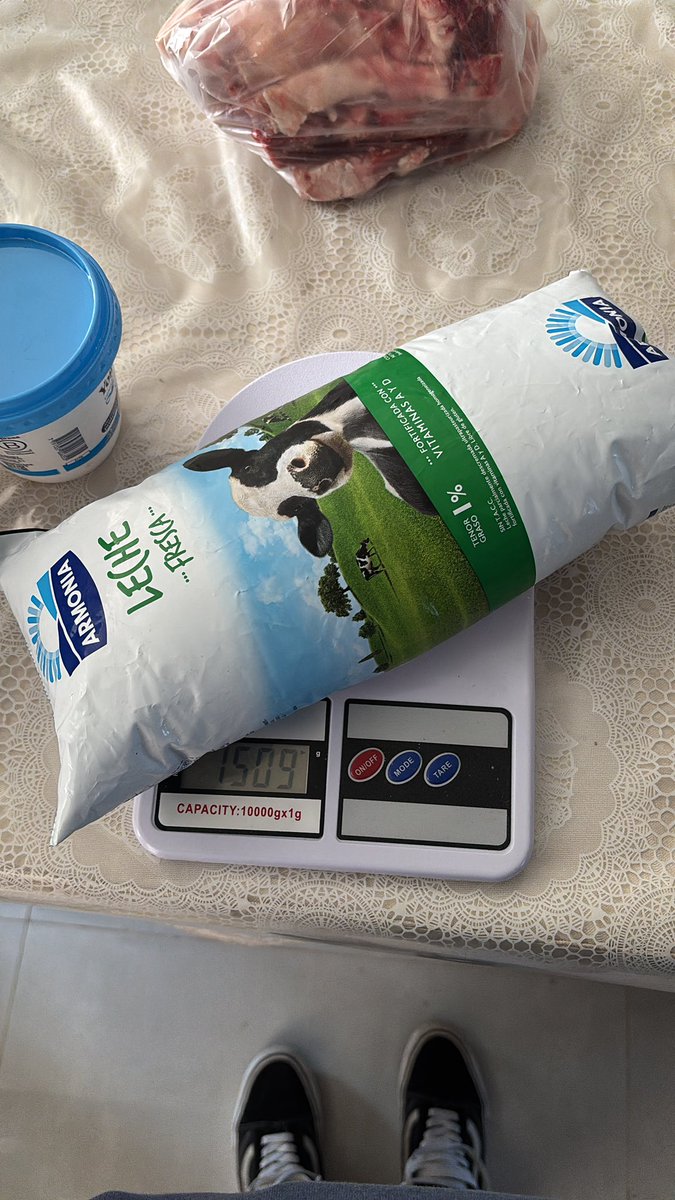 yo contandole a todo el que quiere escucharme que el sabado encontre una leche mal envasada entonces pague precio de litro por un sachet de litro y medio