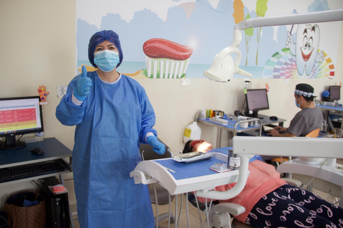 SaludPichincha's tweet photo. 👩‍⚕️ Con 33 años en la profesión, Ximena Saltos, odontóloga del centro de Salud San Antonio de Pichincha, ha hecho de su profesión un acto de dedicación, respeto y compromiso. Para ella cada consulta es más que un procedimiento: es un espacio para escuchar, orientar y acompañar.

🏥 Llegó en 1993, sin conocer San Antonio ni la Mitad del Mundo. Madrugó para no atrasarse, pero como no sabía cómo llegar, se bajó mucho antes de la parada y caminó preguntando hasta encontrar el centro de salud. Desde entonces, este lugar no solo es su trabajo, sino su hogar.

👏 Le gusta estar para la gente y por la gente. Sus pacientes la buscan como profesional y como amiga, y a veces solo para conversar. “Somos confidentes de la comunidad.”

👌 Ha visto al centro crecer: de un espacio pequeño donde la gente madrugaba para ser atendida, a la moderna infraestructura de hoy, con equipos de última tecnología y agendamiento por call center.

🗨️ Su mensaje para las nuevas generaciones es claro:
“Traten a nuestros pacientes como ellos se lo merecen. No sean solo médicos; sean amigos.”

🔶 Hoy, vive en San Antonio, un lugar que describe como agradable y hermoso, y que ya forma parte de su historia.