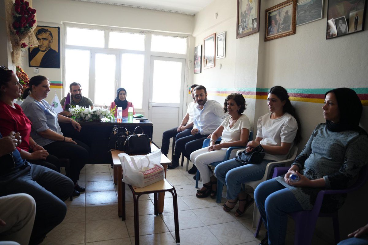 Bugün Eş Başkanımız Besile Narin ve Hamdullah Demir, meclis üyelerimizle birlikte DEM Parti ilçe yönetimini ziyaret etti. Ziyarette, kısa süre önce seçilen ilçe eş başkanları tebrik edilerek yeni görevlerinde başarı dilekleri iletildi.