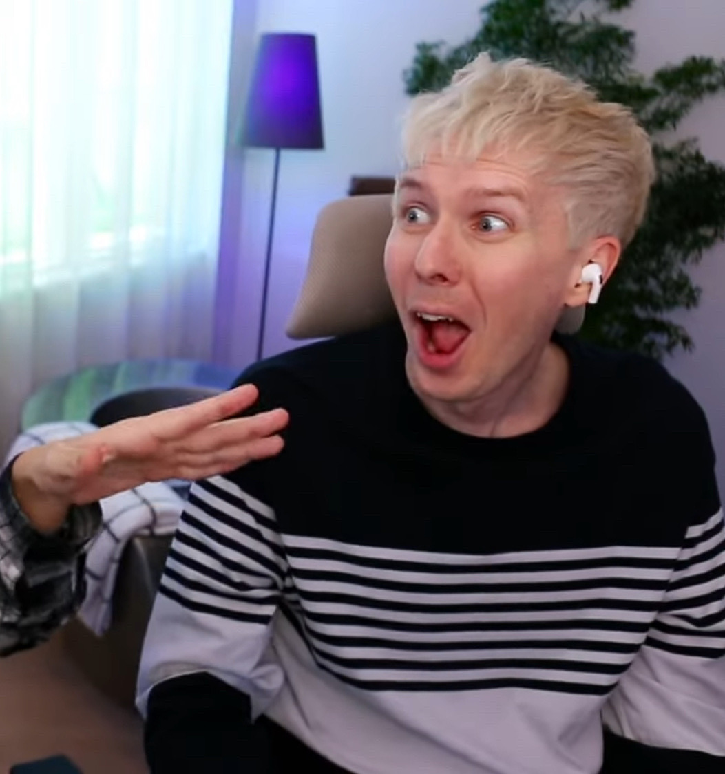 vmpirednp's tweet image. dan did the sponsor and phil was GAGGED