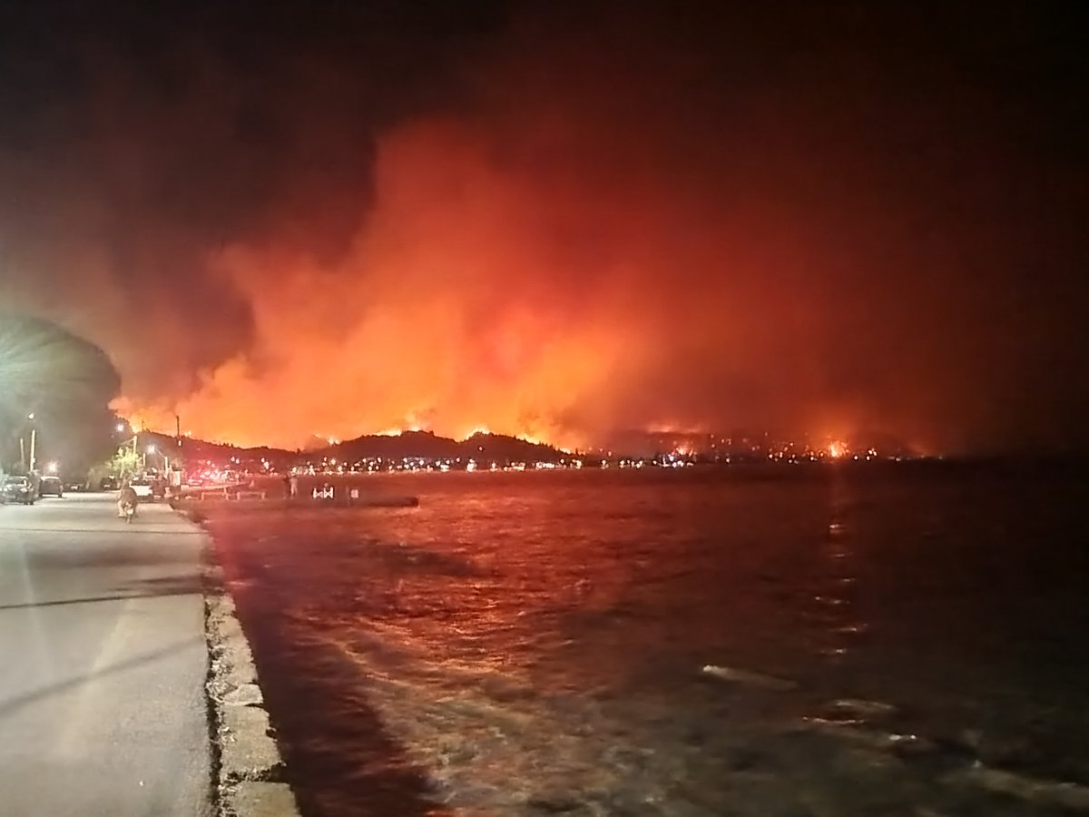 Μόνο ευγνωμοσύνη και ευχαριστώ για τους πυροσβέστες μας που παλεύουν σε αντίξοες συνθήκες, με την Πολιτεία δυστυχώς να κωφεύει στα αιτήματα τους και να επαναπαυεται δηλώνοντας πως η αντιπυρικη προστασία είναι "θωρακισμένη"... #φωτια #πυρκαγιες #Πυρκαγιά #πατρας #πυροσβέστες