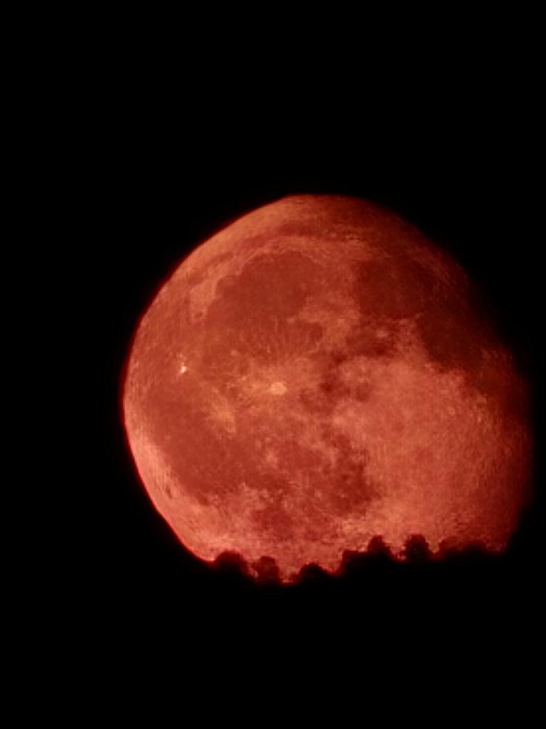 Hab heute den Abend am See mit zwei superklasse  Frauen ausklingen lassen und dabei den Mond bewundert. Wünsche euch jetzt eine gute Nacht 😴