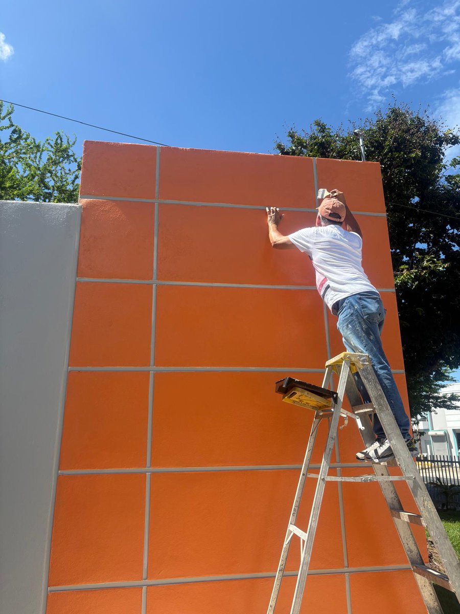 Trabajos en equipo por la educación
El personal de AFI se unió a la Escuela Carmen Gómez Tejera de Santa Rosa, en Bayamón, para realizar trabajos de pintura, lavado a presión y limpieza profunda de pasillos, aceras y áreas recreativas.