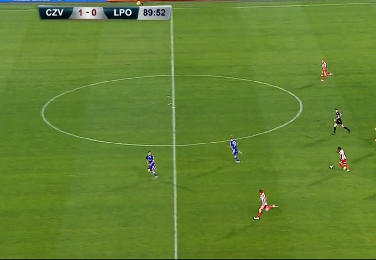 Да ли је могуће да играш фудбал цео живот и у овој ситуацији одиграш пас лево, а десно имаш овај простор + пребрзог играча окренутог лицем ка голу, у пуном трку?

Озбиљна неинтелигенција.

#fkcz