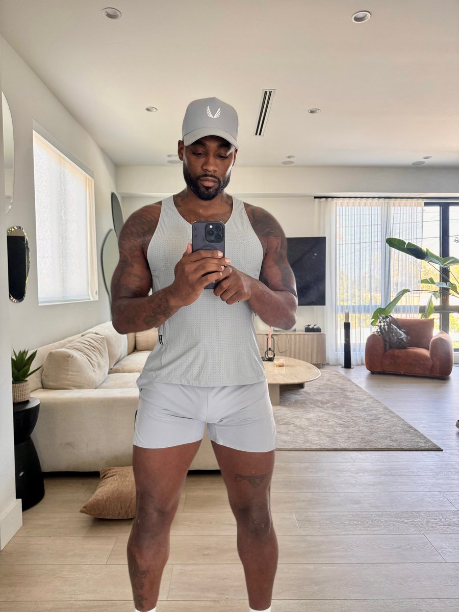 KellonDeryck's tweet photo. I been liking this mirror lately https://t.co/lQVnymGDKJ