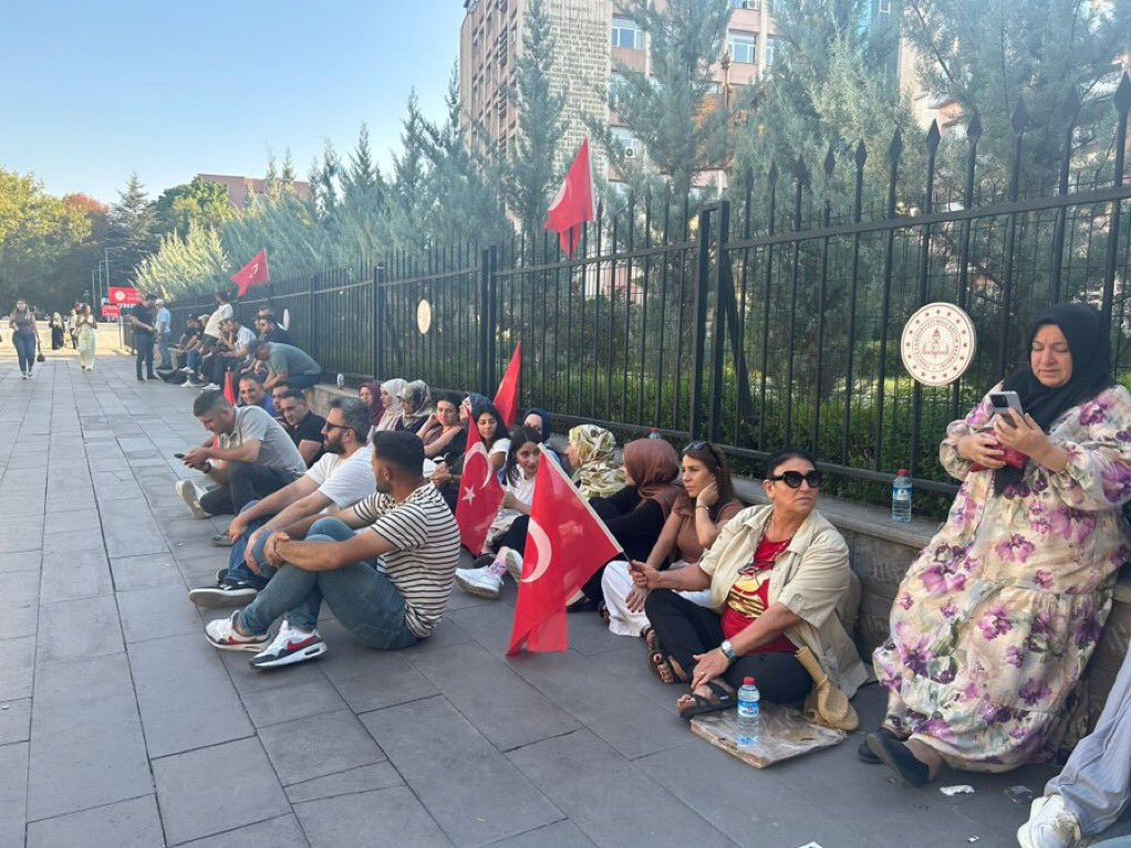 Öğretmen mülakatlarında gasp ettiğiniz kul hakkının vebalinden, ne makamınız ne de Diyanet fetvası sizi kurtaramaz!

Adalet nöbeti: 282. gün...