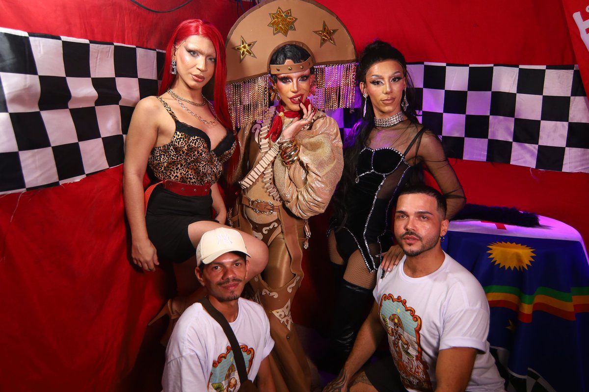 Passando pra avisar que os clicks com Ruby Nox (<a href="/arubynox/">Ruby NOX 🦚</a>), Mercedez Vulcão (<a href="/MercedezVulcao/">Mercedez Vulcão 🌋</a>) e Mellody Queen (<a href="/MellodyQueen1/">Mellody Queen✊🏾🏳️‍⚧️</a>) no Cabaré da Ruby já estão disponíveis, incluindo o meet and greet!