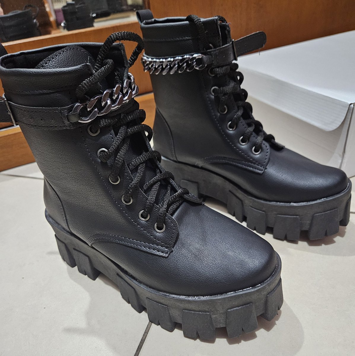 Meu coturno que comprei pra pro show do green day chegou!! Ele é tão lindo 😭🩷