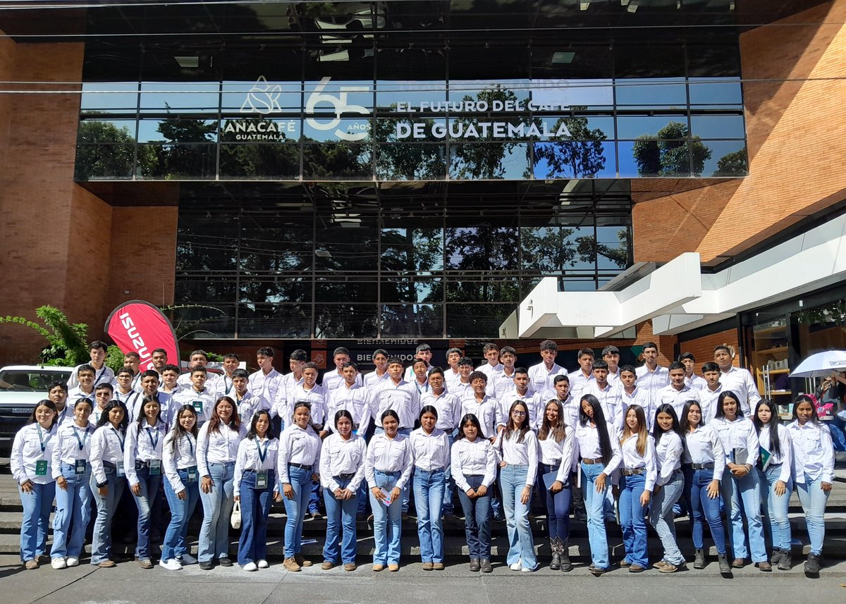 ¡Día de la Juventud!
Hoy celebramos la energía, creatividad y compromiso de las y los jóvenes que construyen un futuro con oportunidades. 
#Funcafé  fomenta espacios donde puedan crecer, aprender y liderar.
#díadelajuventud #juventud #futuropresente