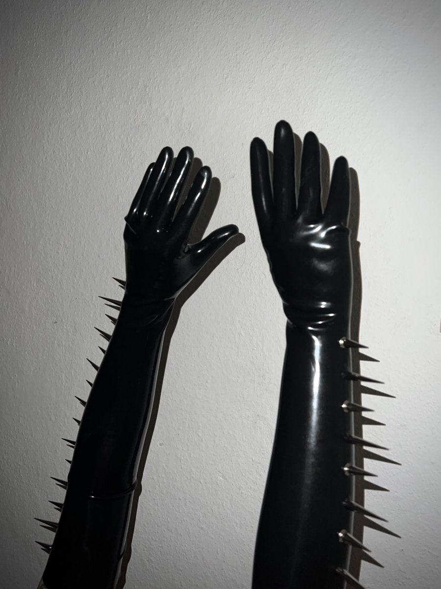 Thorned opera gloves, now available on the site 🖤