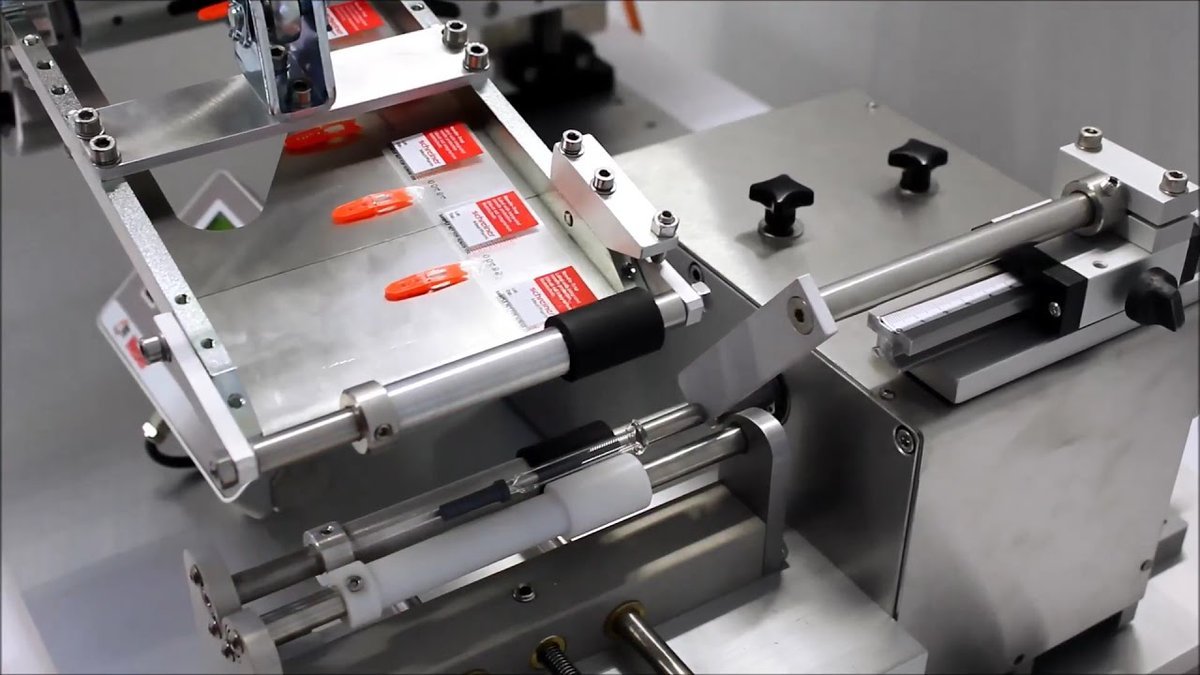 Webermarking's tweet image. The Geset 141 is a desktop based Labelling System for Small Cylindrical Projects ideal for Vial Labelling zurl.co/Xlnr #weberpackaging #labelling