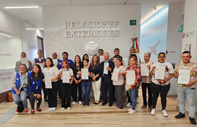 Comisión Mexicana de Ayuda a Refugiados (@comar_sg) on Twitter photo En #Tijuana se llevó a cabo en las instalaciones de la <a href="/SRE_mx/">Relaciones Exteriores</a> la entrega de cartas de naturalización a personas reconocidas con la condición de refugiadas. En #Tijuana se llevó a cabo en las instalaciones de la <a href="/SRE_mx/">Relaciones Exteriores</a> la entrega de cartas de naturalización a personas reconocidas con la condición de refugiadas.
