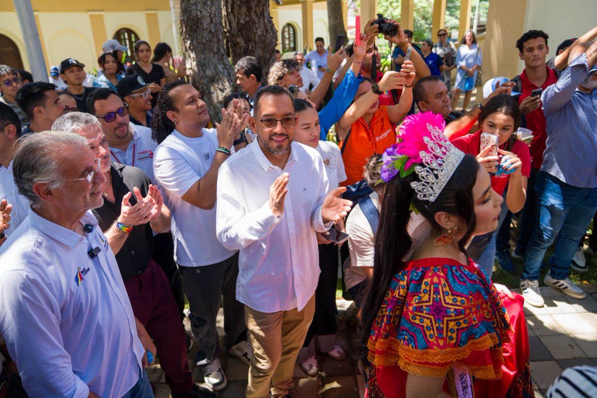 Un día histórico para nuestra Facultad de Bellas Artes y sus estudiantes. Después de varios años de lucha y constancia, reaperturamos el edificio patrimonial con la presencia de la ministra de las Culturas, las Artes y los Saberes, <a href="/KadamaniYannai/">Yannai Kadamani</a> y el gobernador <a href="/veranodelarosa/">Eduardo Verano de la Rosa</a>.