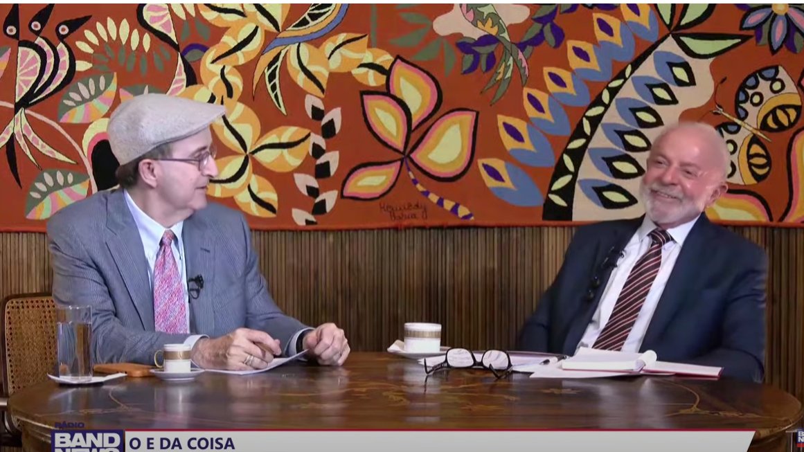 Poucas vezes o jornalismo foi tão usado como assessoria de imprensa como essa entrevista do Reinaldo Azevedo com o Lula está fazendo.

Que vergolha alheia.
Que triste fim para o jornalismo do Reinaldo.