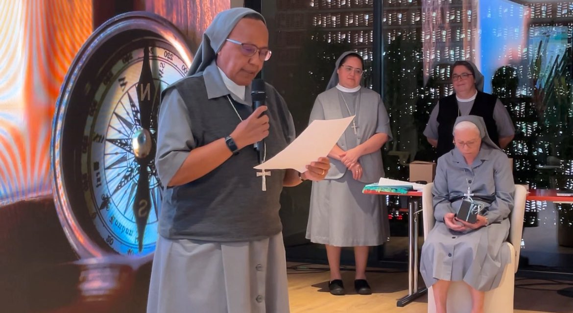 Hoy,el Capítulo se llenó de gratitud al recorrer las memorias de los últimos seis años de la curia y delegaciones.Más que informes, han sido relatos vivos de un jardín cuidado con dedicación,alegrías, aprendizajes ydesafíos compartidos #XXIIICapítuloGeneral #MisionerasdeEsperanza