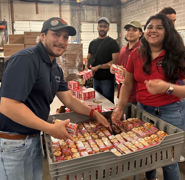 PinnacleStrEngs's tweet photo. Pinnacle visited @KidsMealsInc last week to volunteer by packing plenty of meals &amp; had a lot of fun working alongside each other and with others. 

It was a meaningful way to give back to the community and strengthen our team spirit. 💪✨

#PSEpeople #PSEvolunteers #PSEsocial https://t.co/NXDgGG7QaU
