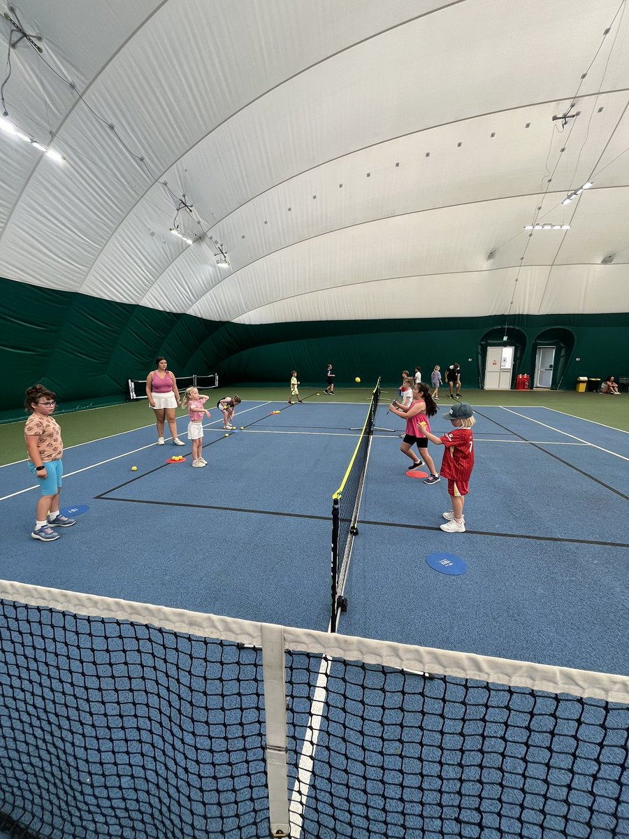 🎾Day 17 of Summer Camps

👩🏾‍🤝‍👩🏼44 children

🔵4 U5’s
🔴13 U8’s
🟠8 U10’s
🟢12 U12’s
🟡7 U16’s

🎾Singles MATCHPLAY

🥵HOT HOT HOT 

ℹ️Want to book a place? Follow the link below:

bridgendtennisclub.com/pages/eventlis…

#CommunityClub #awardwinning #tenniscoaching #holidaycampsforkids