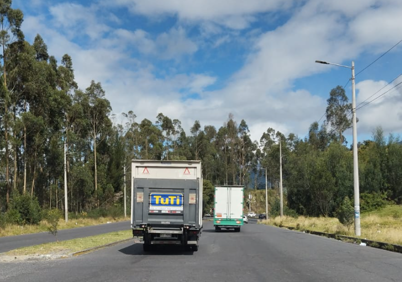 Sres #TuTi #CorporaciónElRosado a sentar a sus conductores a capacitar sobre las normas de circulacíon y respeto en la via, independientemente del tamaño del vehículo. En el descenso este camion más rapido que auto deportivo y despues ralentando a limites peligrosos el trafico