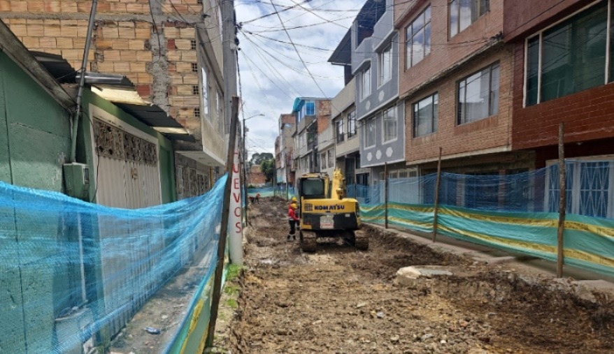 Verificamos el avance en la construcción de malla vial en #Fontibón, por un valor de $8⃣.0⃣0⃣0⃣ millones.

⏩ Realizamos un control constante a estas intervenciones, en busca de una ejecución correcta de recursos públicos.

#TuContraloríaEnAcción