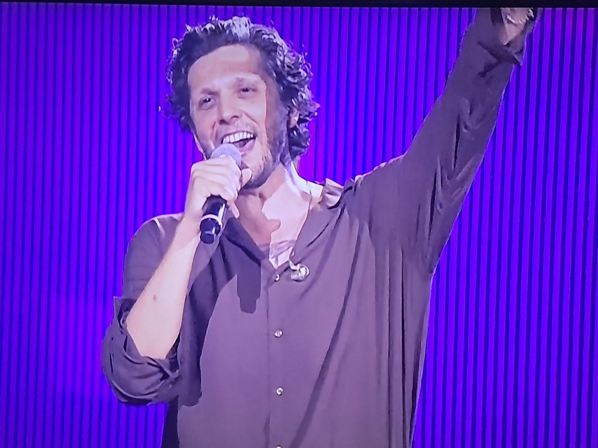 DanyelaCarboni's tweet photo. Lui che con la sua grinta accende il pubblico, che meraviglia essere speciale❤️☘️🥰
#Ermalameta #YogaRadioEstate
#Fermagliorologi #Ragazzaparadiso https://t.co/NBP6VBDlF8