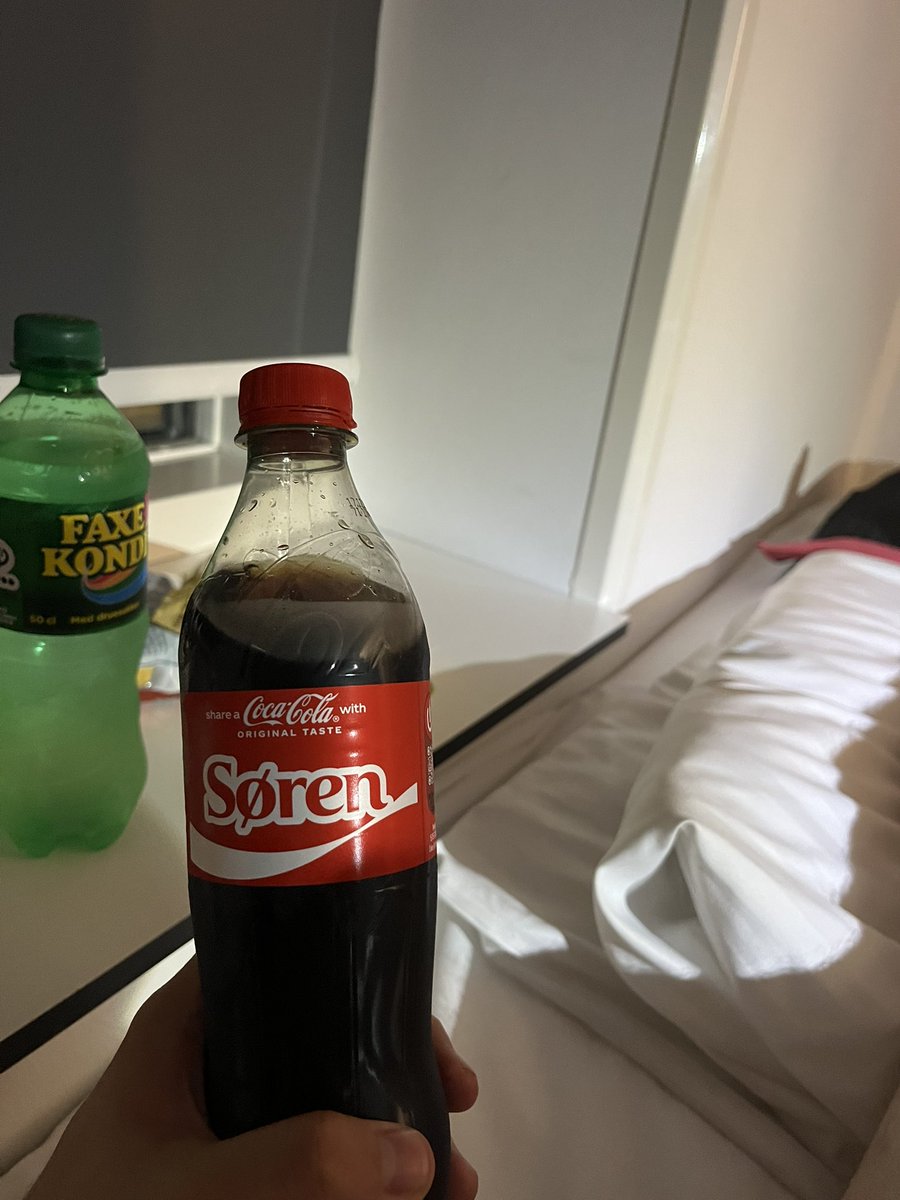 Mffmajen's tweet photo. Har åtminstone Sören och en Faxe kondi i sängen en dag som denna. Ses i Halmstad! https://t.co/YOG64tuIUo