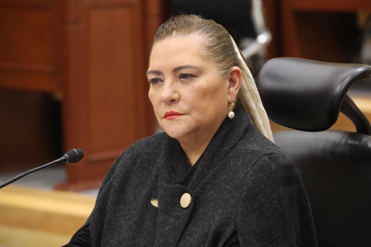 Fernanda Familiar (@qtf) on Twitter photo Esto es una burla cínica e insolente hacia los ciudadanos.
Hijos, sobrinos y primos de Guadalupe Taddei, presidenta del INE, se reparten más de 800 mil pesos al mes en sueldos del gobierno.
Nepotismo en su forma más descarada.
Investigación realizada por <a href="/jorgegogdl/">Jorge Garcia Orozco</a> Esto es una burla cínica e insolente hacia los ciudadanos.
Hijos, sobrinos y primos de Guadalupe Taddei, presidenta del INE, se reparten más de 800 mil pesos al mes en sueldos del gobierno.
Nepotismo en su forma más descarada.
Investigación realizada por <a href="/jorgegogdl/">Jorge Garcia Orozco</a>
