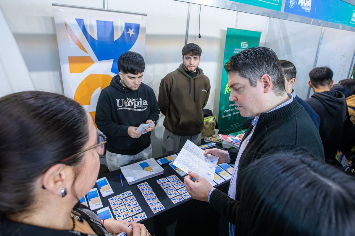 Expo Académica

Los estudiantes de los últimos años de secundaria conocen toda la oferta educativa de la provincia.

✅ Charlas de orientación vocacional y stands con propuestas de universidades e institutos locales.

Impulsamos a los jóvenes con herramientas para su futuro.