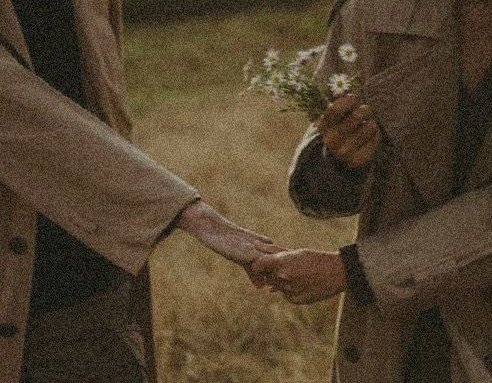 Ne hasta bekler sabahı,
Ne taze ölüyü mezar.
Ne de şeytan, bir günahı,
Seni beklediğim kadar.

Geçti istemem gelmeni,
Yokluğunda buldum seni;
Bırak  vehmimde gölgeni
Gelme, artık neye yarar

Necip Fazıl Kısakürek