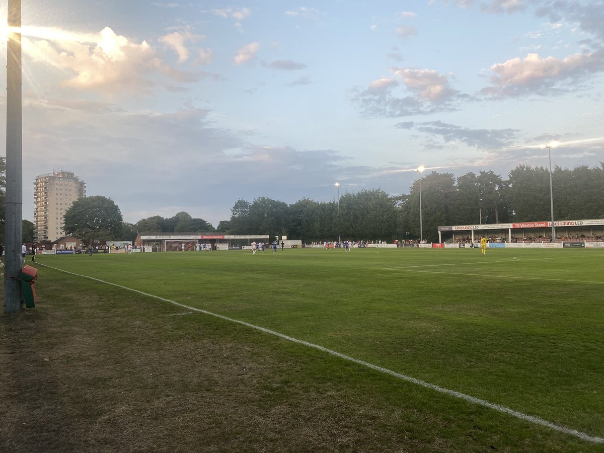 Cracking evening under the lights <a href="/LincolnUnited/">Lincoln United FC</a> watching a brilliant game against <a href="/Matlock_TownFC/">𝗠𝗮𝘁𝗹𝗼𝗰𝗸 𝗧𝗼𝘄𝗻 𝗙𝗖 | Est 1878</a>. Three superb second half goals for The Whites securing the 3-2 win. Great game, great value ⚽️🎟️