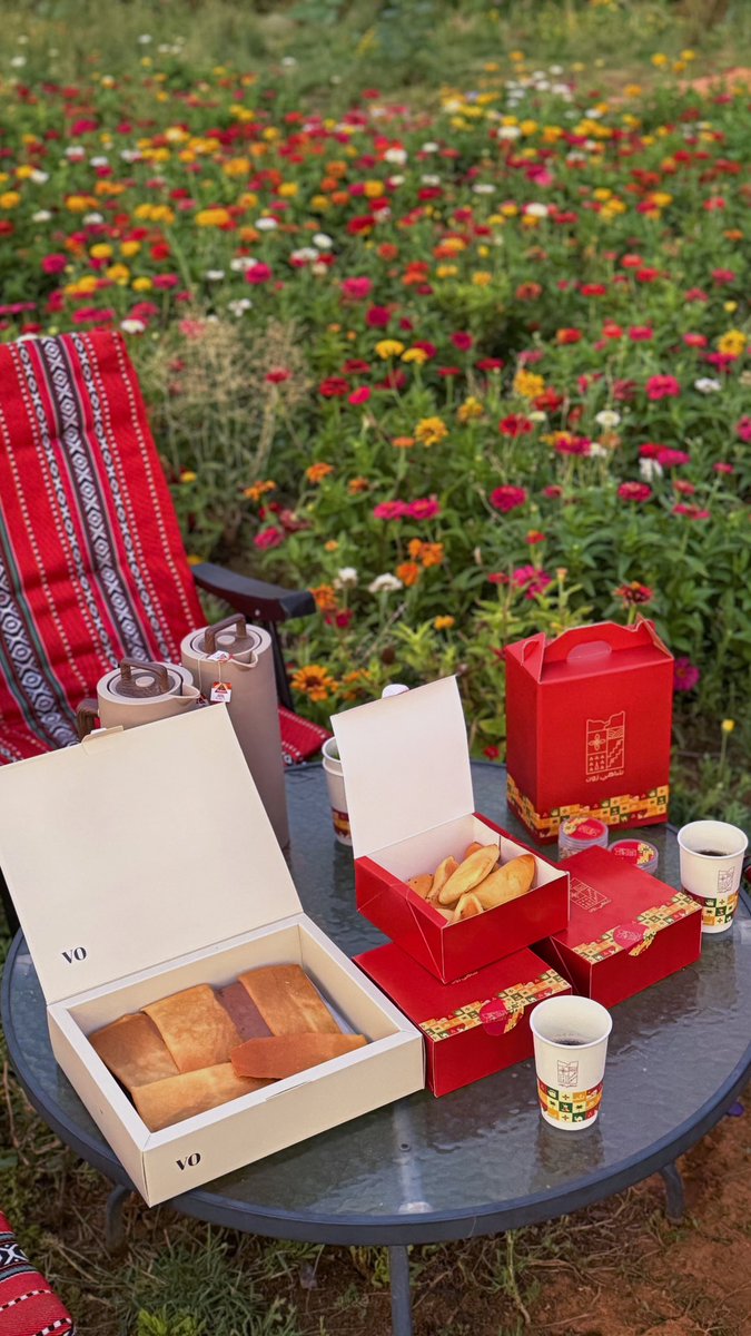 يذكرني القمر ظلك عجب ياللي ظلالك نور وانا اللي ماعرفت الليل لولا عتمة أهدابك وجلست اناظرك ما رف لي جفن تقل مسحور أقول ان الجمال انتي وكل العشق باسبابك❤️