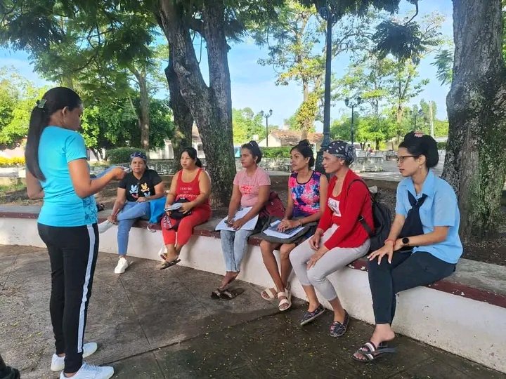 ma52984's tweet photo. En la mañana de hoy las técnicas de Museo Municipal Yoana Dieguez y Mailín Rodríguez desarrollan actividad dedicada al Día Internacional de la Juventud.
#VeranoSiempreJoven
#CulturaYara https://t.co/ORPY3FPd23