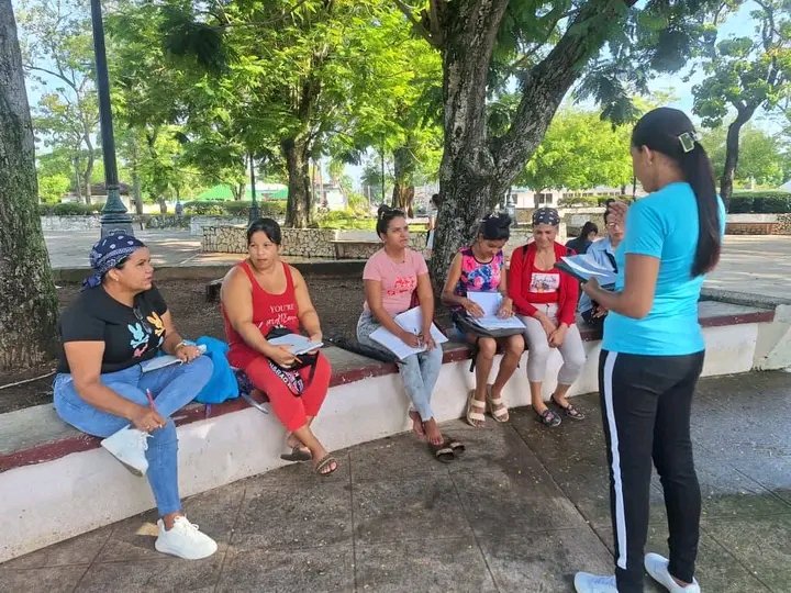 ma52984's tweet photo. En la mañana de hoy las técnicas de Museo Municipal Yoana Dieguez y Mailín Rodríguez desarrollan actividad dedicada al Día Internacional de la Juventud.
#VeranoSiempreJoven
#CulturaYara https://t.co/ORPY3FPd23