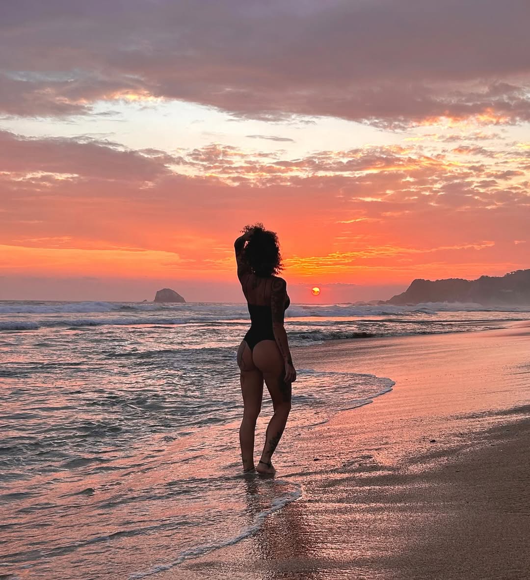 Visita_Zipolite's tweet photo. #Repost del día 🎖️ presentado por #NeonZipolite
⚠️ Foto no actual
👤• sofia_ira_taffelli
🔄️Curate mijita, con la luz del sol y los rayos de la luna.
Con el sonido del río y la cascada.
Con el mar y el aleteo de las aves. https://t.co/I82f3djjCq