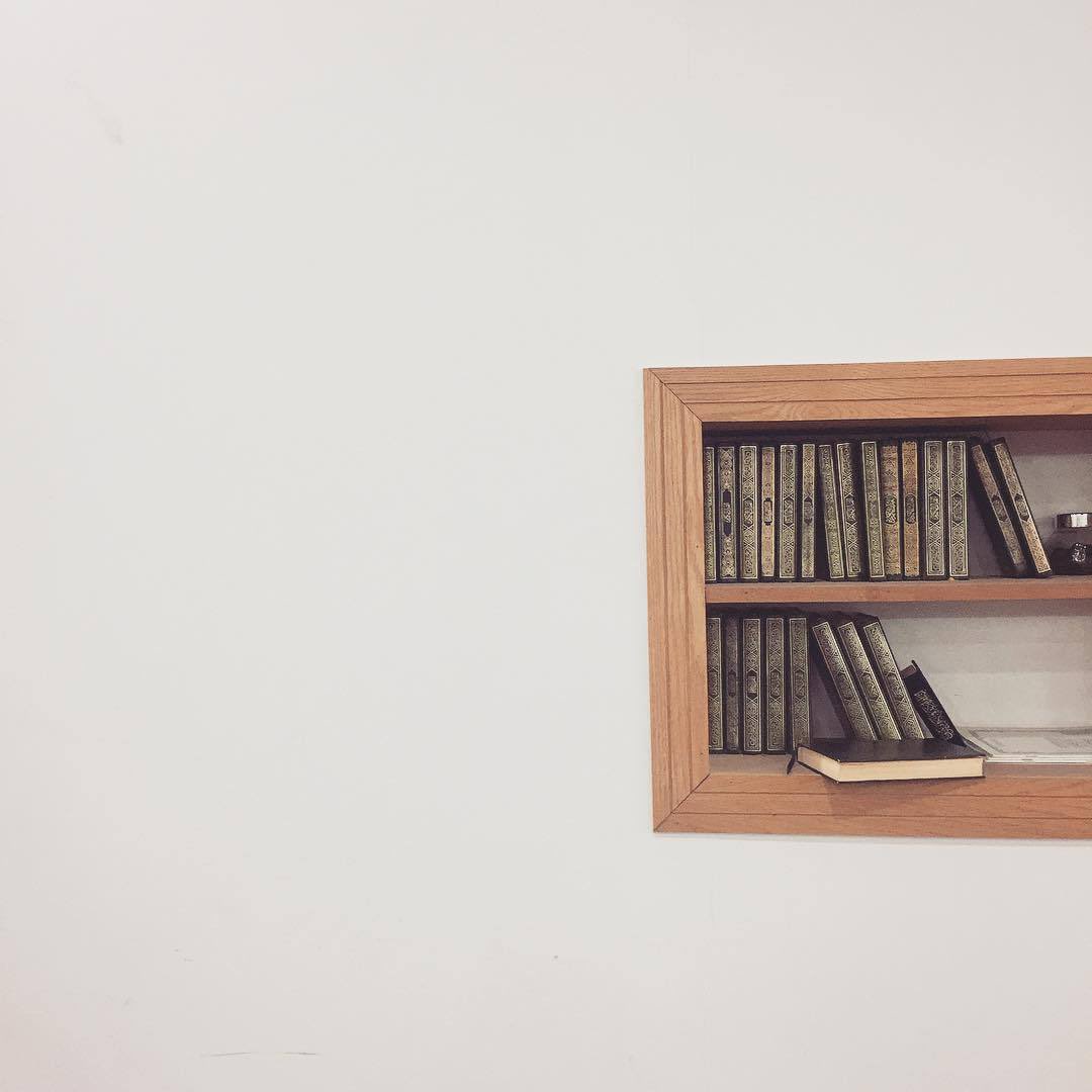 arabeaccessible's tweet photo. 📚 En arabe, la forme d’un verbe peut déjà me donner une indication sur son sens.

Quand un verbe commence par “است…”, il exprime souvent une demande, une recherche, ou l’intention d’obtenir quelque chose.

Ce n’est pas systématique, mais c’est une des significations courantes de cette forme.

Voici quelques exemples au présent :

 • أَسْتَغْفِرُ اللهَ (astaghfiru Allāh) : 
je demande pardon à Allāh

 • أَسْتَعِينُ باللهِ (astaʿīnu biLlāh) :
 je demande l’aide d’Allāh

أَسْتَخِيرُ اللهَ (astakhīru Allāh) :
 je demande à Allāh de choisir ce qu’il y a de meilleur pour moi (salat istikhara)

Etc etc 

Conclusion :
Comprendre ces modèles te permet de mieux deviner le sens des verbes et de les retenir plus facilement.

✅ Enregistre, partage et reviens quand tu veux