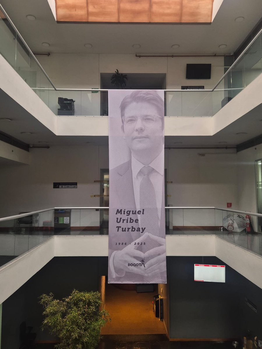 GAquinteroA's tweet photo. Miguel Uribe fue secretario de gobierno de Bogotá durante 3 años, muchas personas que aún están en la entidad trabajaron con él y dan cuenta de su calidad humana y de su excelente desempeño profesional. Desde @GobiernoBTA le rendimos homenaje no sólo en nombre de quienes hoy trabajamos en la entidad  sino también de quienes en aquel tiempo hicieron parte de su equipo.