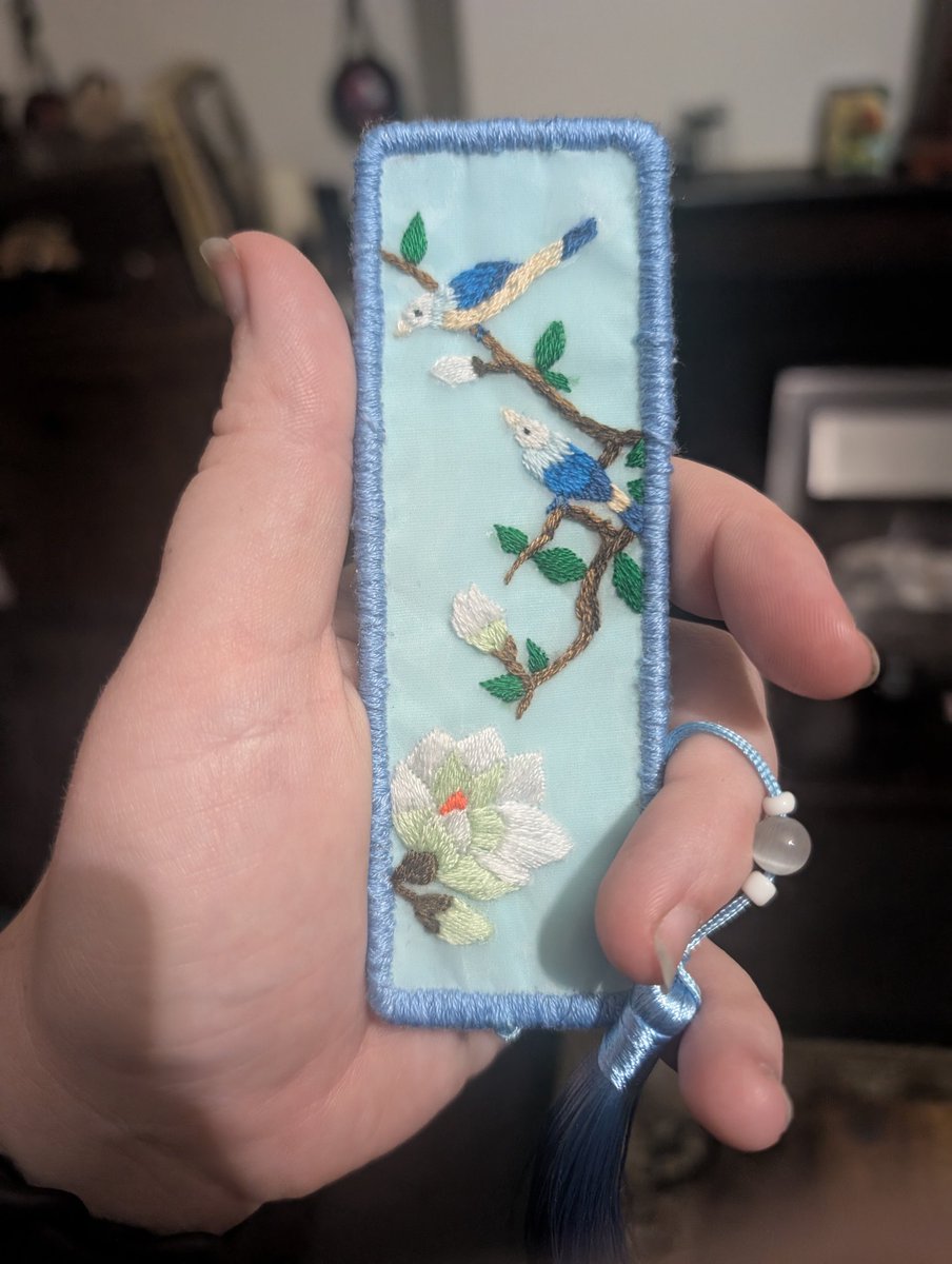 Mmmmmmm I hate it. But suppose it's not bad for a first try at embroidery 🤷🏻‍♀️ #artsandcrafts