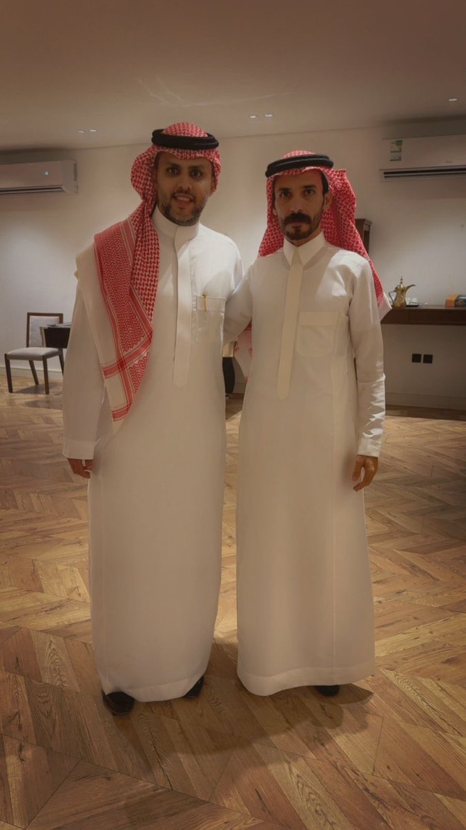 في ليلةٍ لا تُشبه سواها، تشرفت مع أخي الغالي م. حسام العسيري بحضور أمسيةٍ استثنائية في رحاب ضيافة اخونا العزيز حسين الغاوي وأخونا الغالي عبدالله الزبيدي .. حيث تلاقت المسارات، وتداخلت الإشارات، وانسابت اللحظات في سياقٍ لا يدرك أبعاده إلا من عايشه.