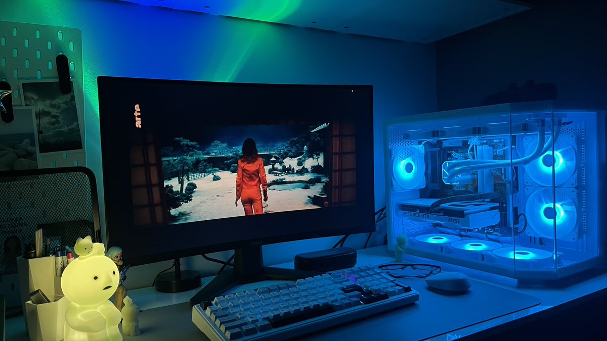 Mon setup est tellement beau c’était mon rêve depuis le collège regardezzzzz