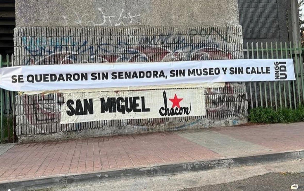 🧵HILO: Un grupo de jóvenes de la UDI pegó un afiche en San Miguel que dice que Salvador Allende se habría quedado sin calle. En el siguiente hilo, le explicaremos a las nuevas generaciones de la UDI por qué están equivocados en su afirmación