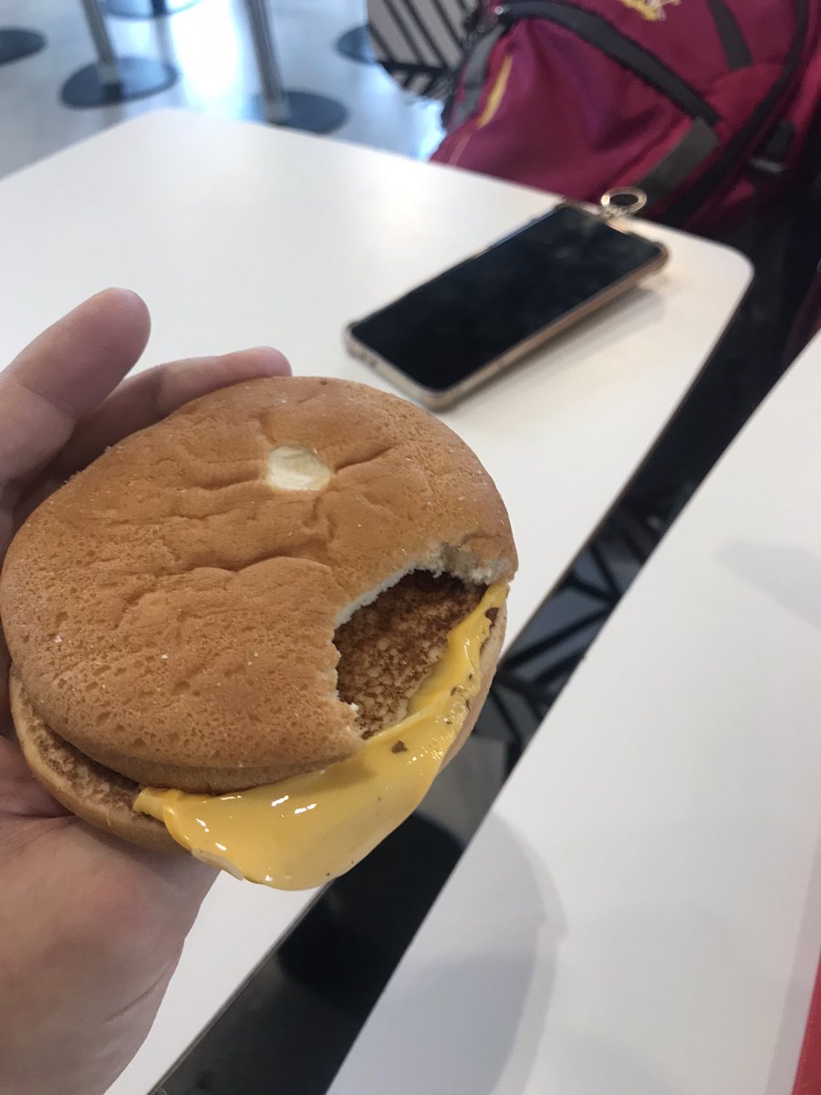 ArcWillow09's tweet photo. My friend said that she had enough carbs in the morning so she offered me 2 buns from her burger
It was so damn sweet in both senses
#cooking #burger #borgar #nothingburger https://t.co/fpUqvDW5Nw