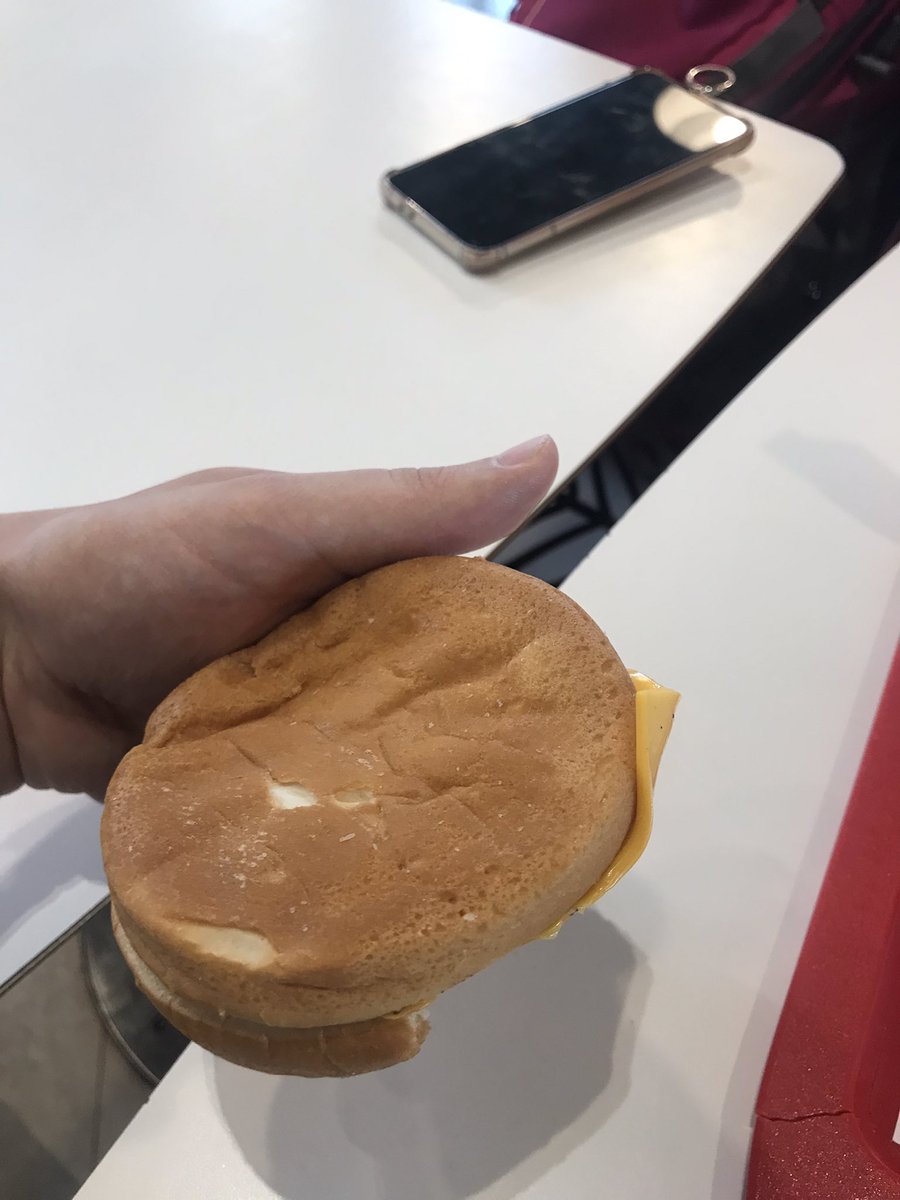 ArcWillow09's tweet photo. My friend said that she had enough carbs in the morning so she offered me 2 buns from her burger
It was so damn sweet in both senses
#cooking #burger #borgar #nothingburger https://t.co/fpUqvDW5Nw
