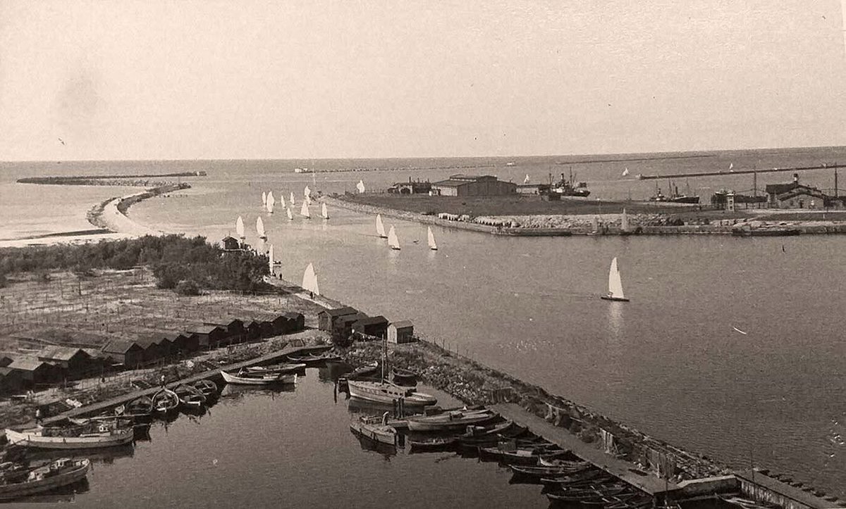 Liepājas jūras vārti ar jahtām. 1930'tie. No FB