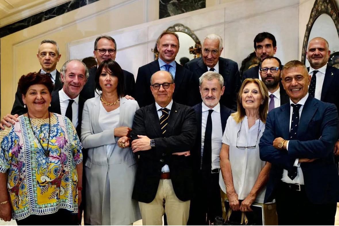 paolodecastro's tweet photo. Con profonda tristezza salutiamo Alfredo Diana, decano dei Ministri dell’Agricoltura🇮🇹: uomo di visione e passione, vicino alla terra e alle persone. La sua eredità resterà viva nel nostro settore. 
@SocialMasaf https://t.co/rGisvIoAHU