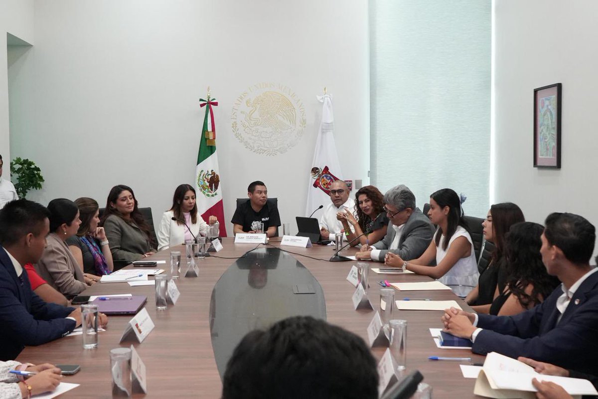 Durante el Debate Juventudes en Política tuve la oportunidad de escuchar de cerca a las y los jóvenes, así como sus inquietudes y propuestas sobre los temas que más les importan para el futuro de Oaxaca. ✨

Sus ideas y opiniones son el motor para impulsar mejores políticas