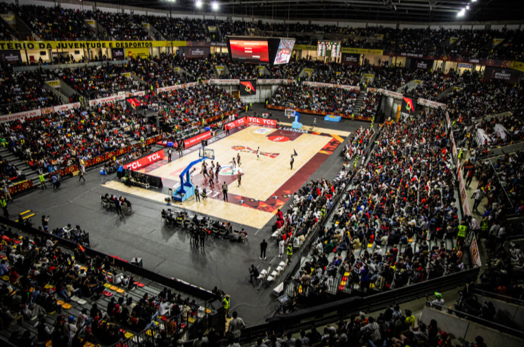 Fidel Méndez🍍🍊💙🧡🤍 (@fidelmm01mendez) on Twitter photo Y con el imponente, aunque retrasado por problemas técnicos con una de las canastas, debut de la anfitriona Angola ante Libia (85-53), se cierra la jornada inaugural del <a href="/AfroBasket/">FIBA #AfroBasket</a> . Las Palancas Negras disfrutaron de lo lindo en un abarrotado Pavilhao Multiusos de Luanda. Y con el imponente, aunque retrasado por problemas técnicos con una de las canastas, debut de la anfitriona Angola ante Libia (85-53), se cierra la jornada inaugural del <a href="/AfroBasket/">FIBA #AfroBasket</a> . Las Palancas Negras disfrutaron de lo lindo en un abarrotado Pavilhao Multiusos de Luanda.