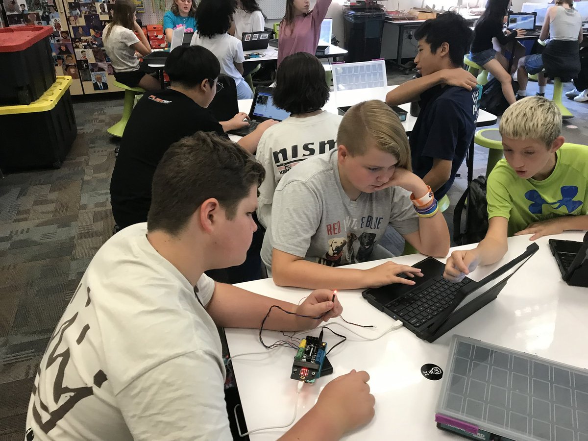 KnIhT_tNeReFfId's tweet photo. Put our coding skills to the test to try and get the perfect code color combinations (yellow, teal, purple). So many great conversations as I moved around the room. #stem #stemed #edtech #makerspace #makersgonnamake #steam #csforall #csk8 @SVViperPride @DVUSD @birdbraintech https://t.co/OhCICR5qAq