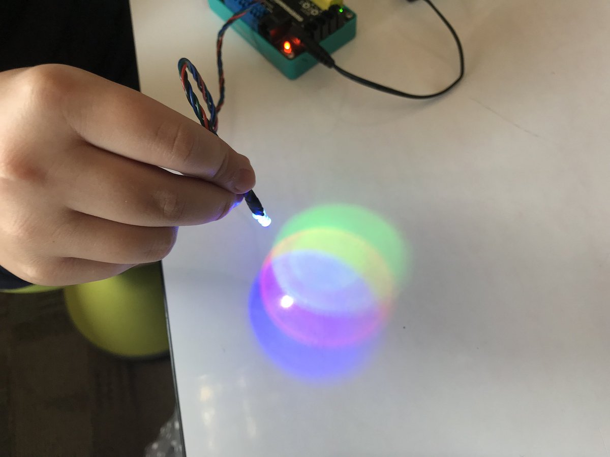 KnIhT_tNeReFfId's tweet photo. Put our coding skills to the test to try and get the perfect code color combinations (yellow, teal, purple). So many great conversations as I moved around the room. #stem #stemed #edtech #makerspace #makersgonnamake #steam #csforall #csk8 @SVViperPride @DVUSD @birdbraintech https://t.co/OhCICR5qAq