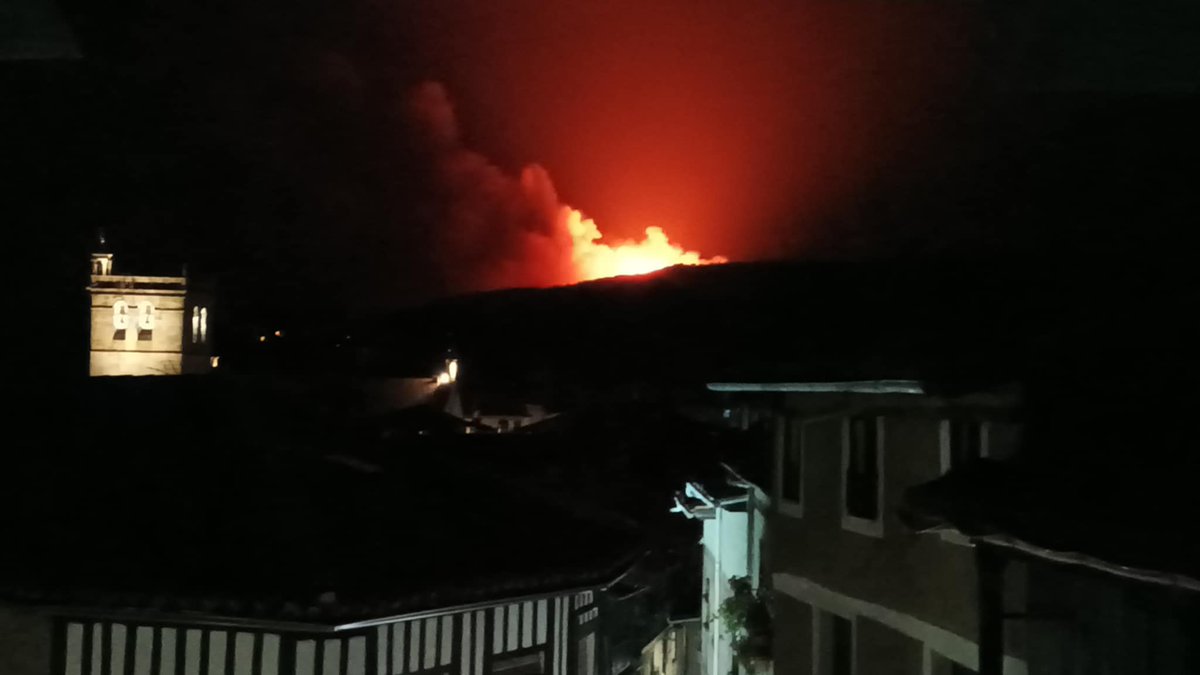 🔴ÚLTIMA HORA🔴

🔥Se desata incendio en La Alberca. Avanza con fuerza ‼️👇

URGEN MEDIOS

#IFLaAlberca 

<a href="/WildlandFirefig/">Ignacio Villaverde</a> <a href="/AT_Brif/">ATBRIF</a> <a href="/jcyl/">Junta de Castilla y León</a> <a href="/naturalezacyl/">Naturaleza Castilla y León</a> <a href="/METEOYAYI/">METEOSALAMANCA </a>